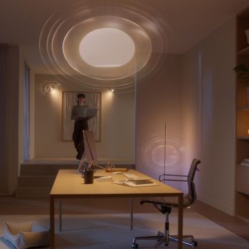 Eine Person betritt einen Raum mit einem Hue MotionAware Bewegungsbereich für die Bewegungserkennung.