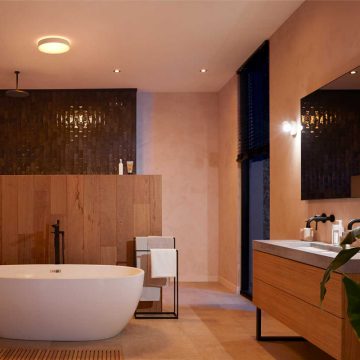 Runde Deckenleuchte in einem modernen Bad mit freistehender Wanne