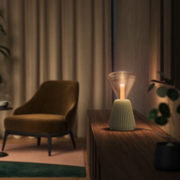 Wohnzimmer mit Lightguide Tischleuchte auf Tisch und Stuhl im Hintergrund