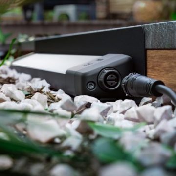 Luz lineal inteligente para exteriores Amarant instalada fuera