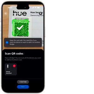 Un iPhone muestra el Centro de control. Un iPhone muestra la configuración de la aplicación Hue. 