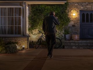 Auttaa karkottamaan kutsumattomat vieraat