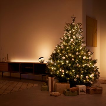 Un sapin de Noël décoré de lumières connectées Festavia
