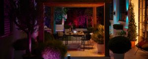 Jardin et salle à manger extérieur éclairés par un superbe éclairage extérieur connecté
