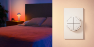 Lit, peinture, plante et rideaux baignés dans une lumière violette élégante dans une chambre