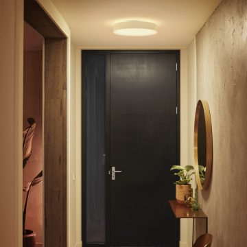 Plafonnier rond réglé sur une lumière blanche éclatante installé dans un couloir