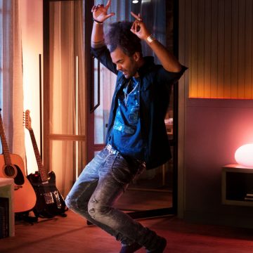 Menari diiringi cahaya yang disinkronkan dengan musik