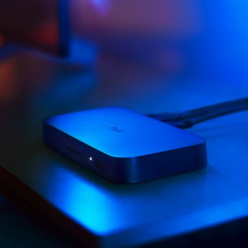 Philips Hue Play HDMI sync box 8K op een witte achtergrond