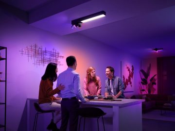 Paars schijnende Centris in de woonkamer met vrienden