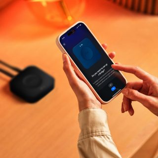 Grande plano de alguém a utilizar a aplicação Hue para instalar a Hue Bridge Pro.