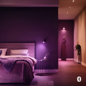 Quarto com luzes inteligentes nas paredes e no teto definidas para roxo