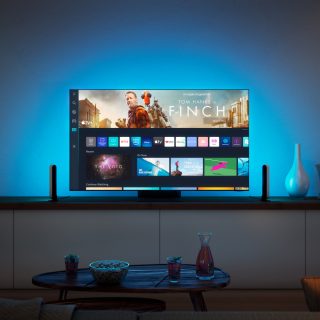 Ecrã de smart TV com aplicações de streaming e filmes