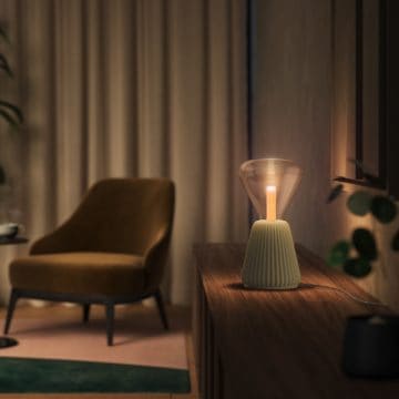 Vardagsrum med Lightguide bordslampa på bord och stol i bakgrunden