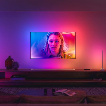 Renkli ışıklarla çevrili oturma odasında duvarda asılı duran LG TV 