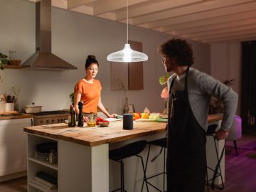 Mutfakta Bluetooth Alexa ve Hue kullanan bir çift