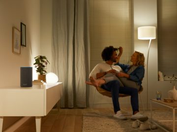 Sandalye üzerinde bir çift, Alexa Hue Bridge